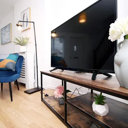 2Bedroom Home- Free Parking, Wi-Fi & Patio- Available For Long Or Short Term Bristol Exterior photo