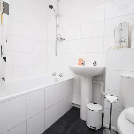 2Bedroom Home- Free Parking, Wi-Fi & Patio- Available For Long Or Short Term Bristol Exterior photo