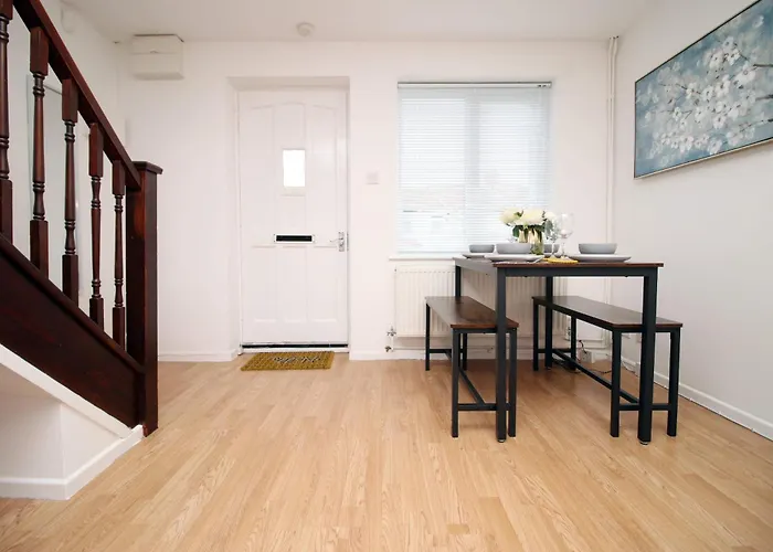 2Bedroom Home- Free Parking, Wi-Fi & Patio- Available For Long Or Short Term