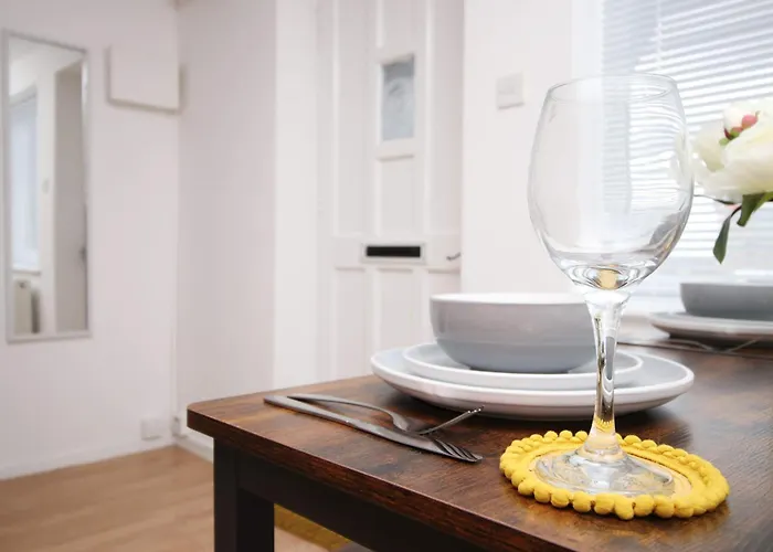 2Bedroom Home- Free Parking, Wi-Fi & Patio- Available For Long Or Short Term