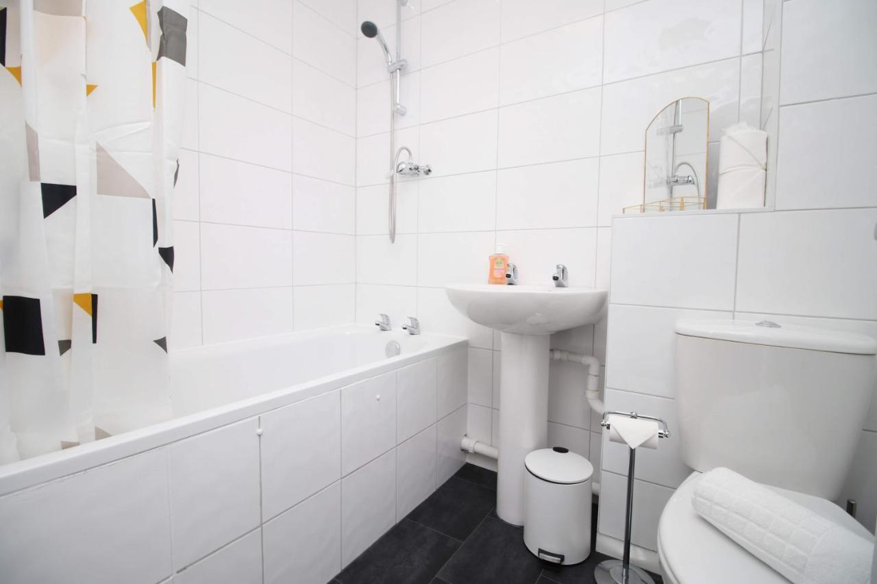 Casa vacanze 2bedroom Home- Free Parking, Wi-fi & Patio- Available For Long Or Short Term *