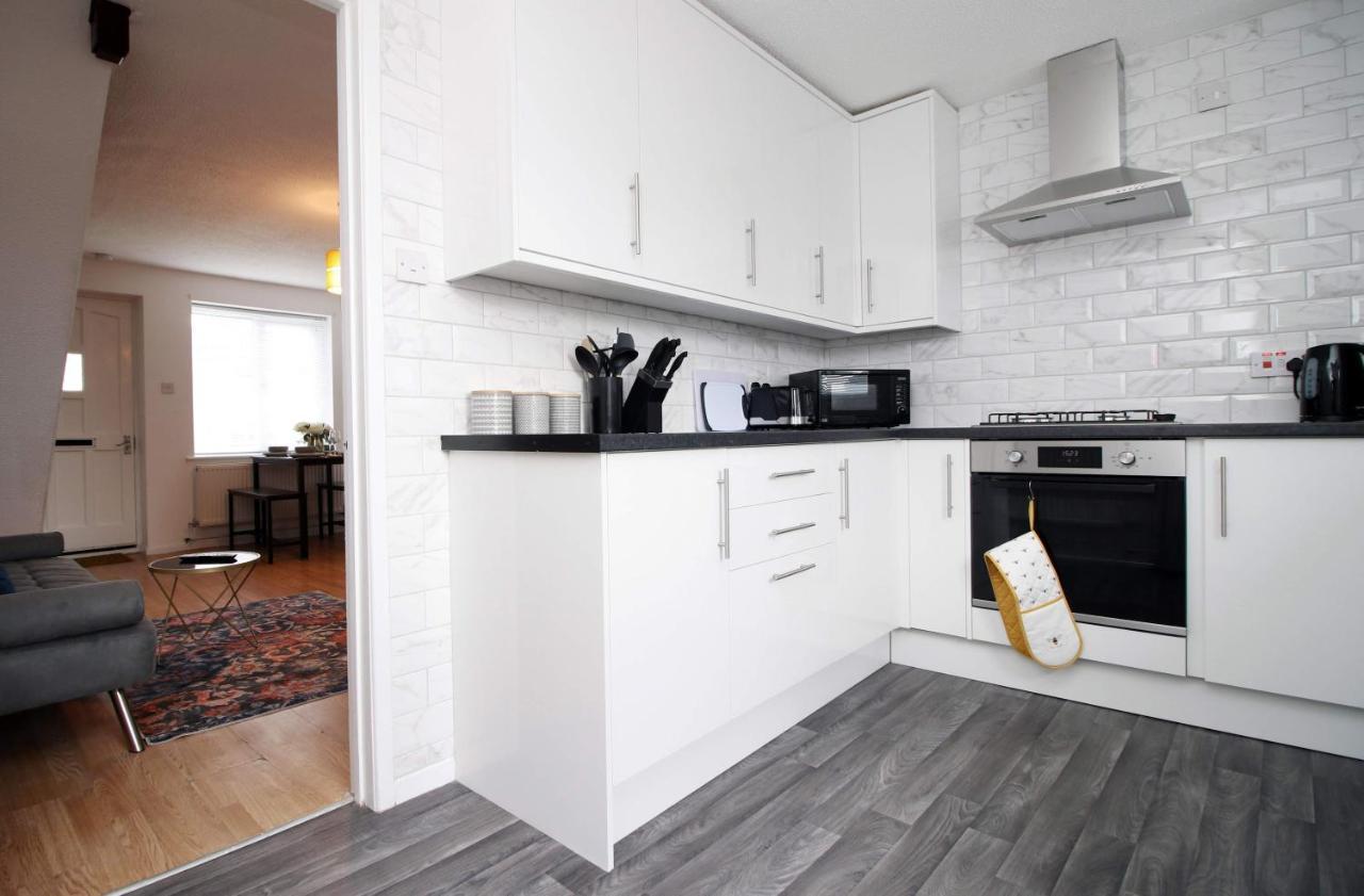 2bedroom Home- Free Parking, Wi-fi & Patio- Available For Long Or Short Term Casa vacanze *