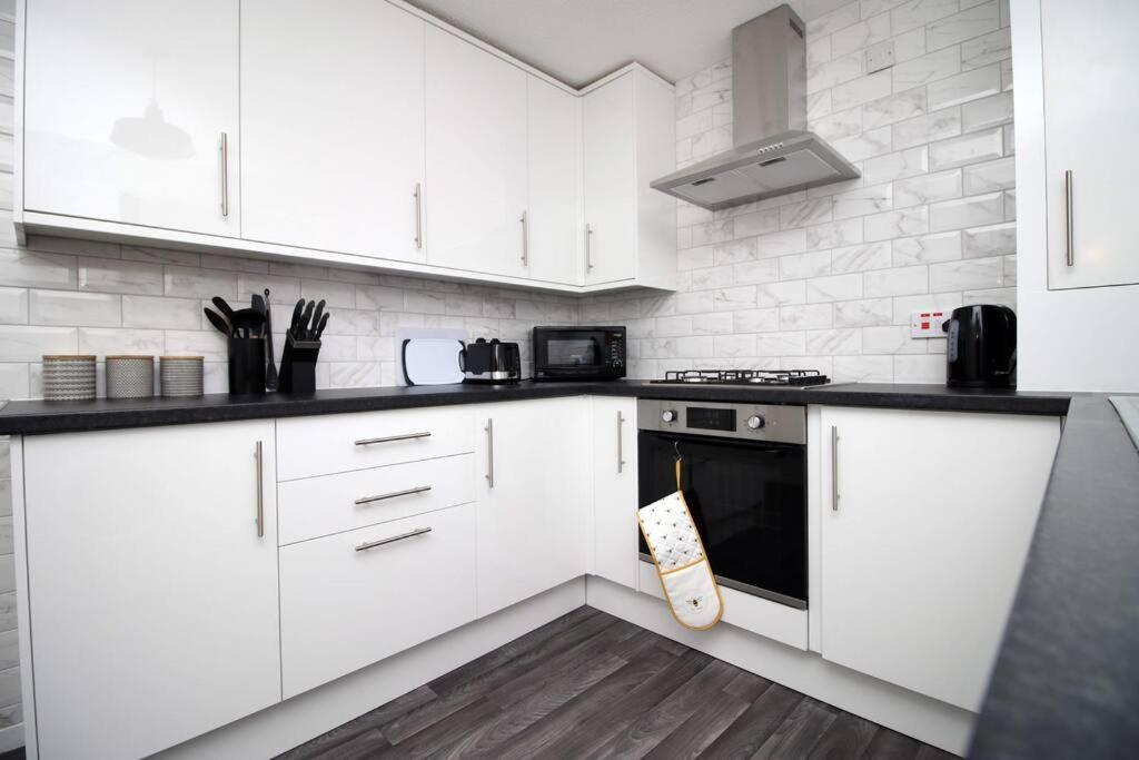 Casa vacanze 2bedroom Home- Free Parking, Wi-fi & Patio- Available For Long Or Short Term *