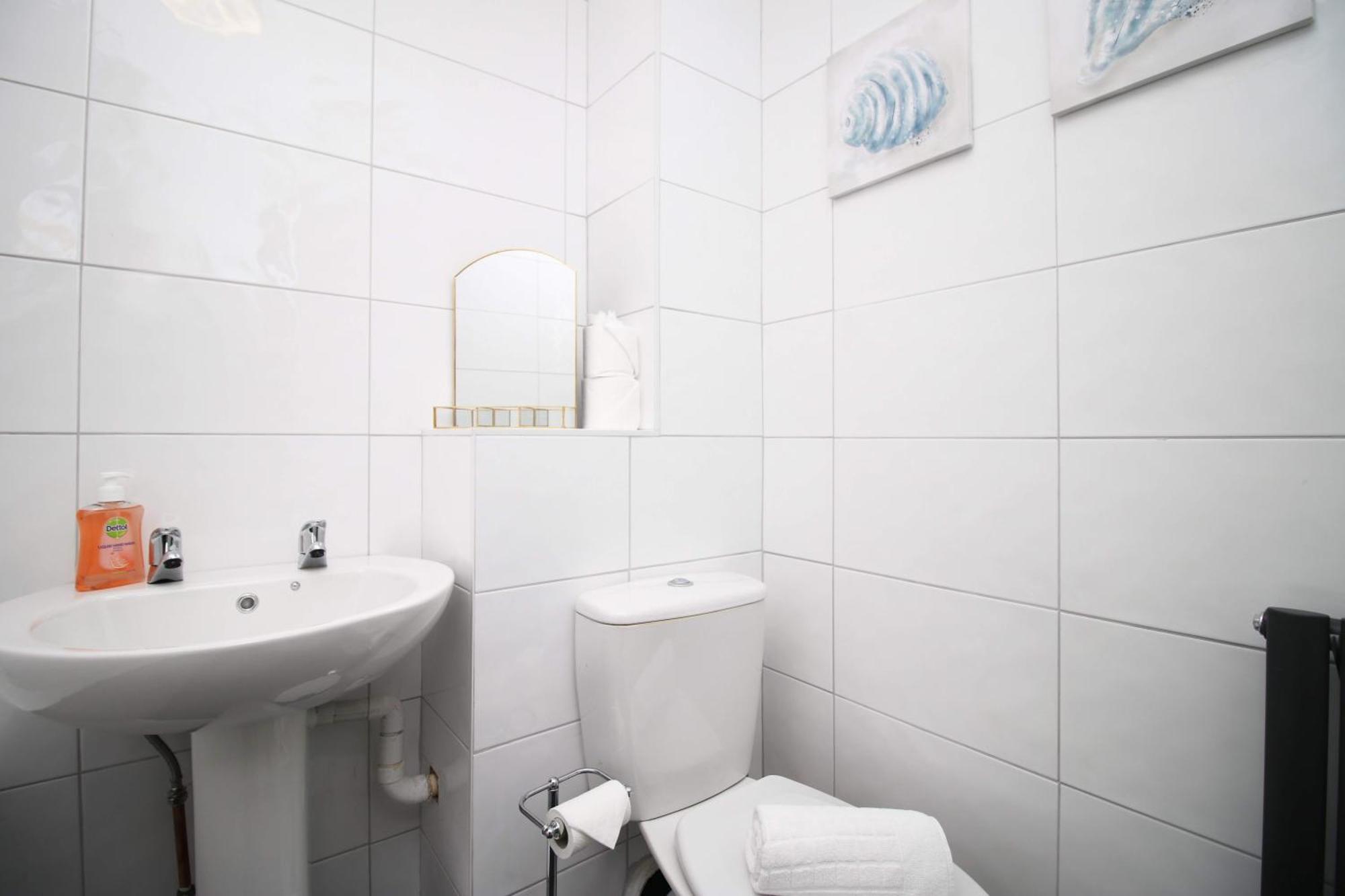2bedroom Home- Free Parking, Wi-fi & Patio- Available For Long Or Short Term Casa vacanze