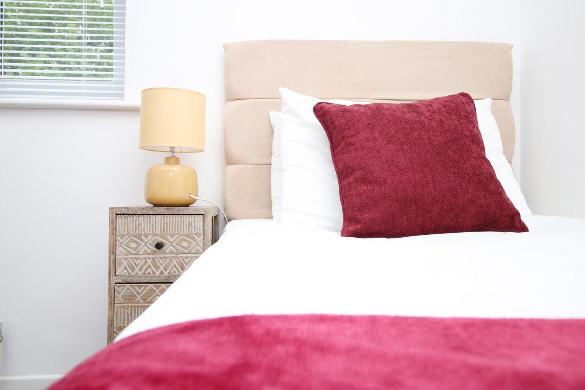 2bedroom Home- Free Parking, Wi-fi & Patio- Available For Long Or Short Term Casa vacanze