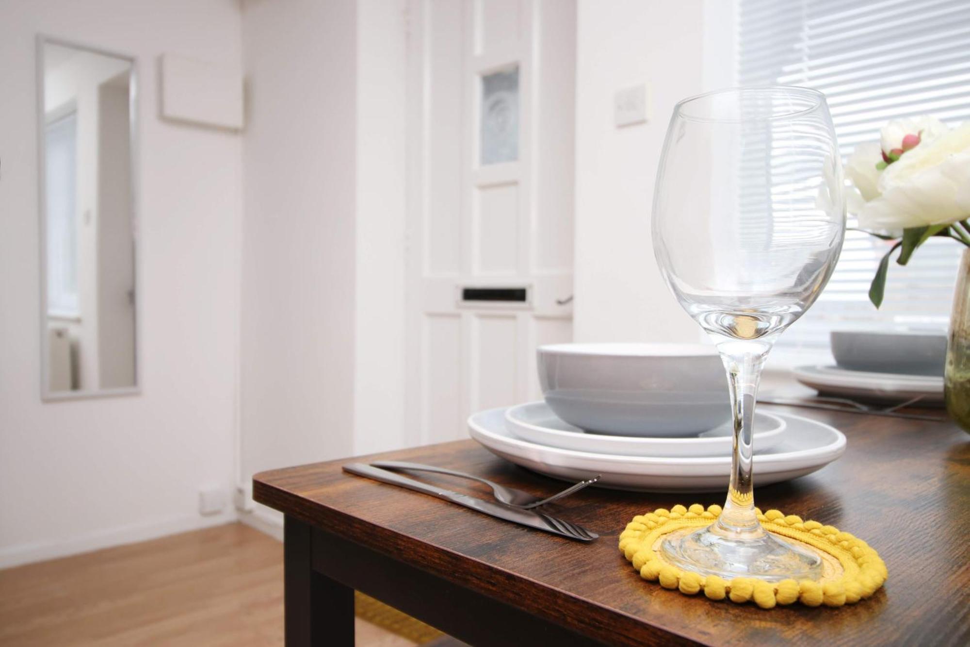 2bedroom Home- Free Parking, Wi-fi & Patio- Available For Long Or Short Term Casa vacanze